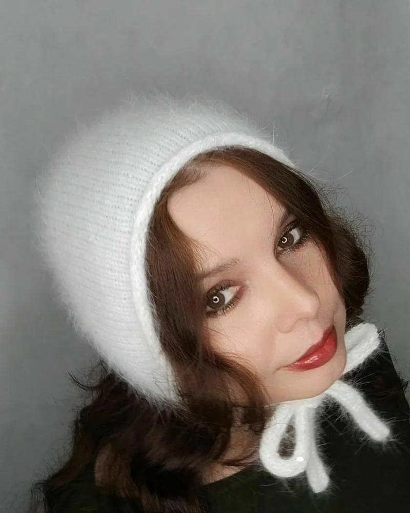 Чепчик белый из ангоры с пайетками