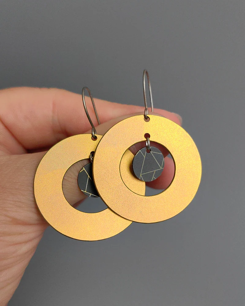 Серьги из титана Круглые — золотисто-серые
