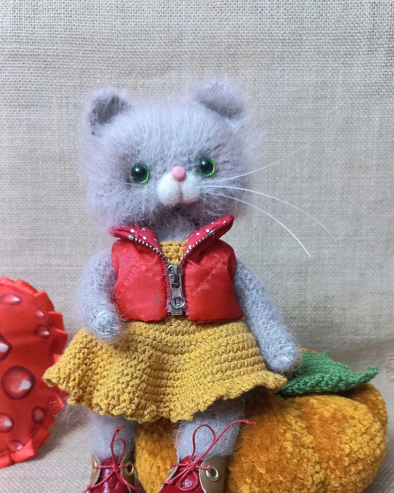 Кошечка вязаная Мила