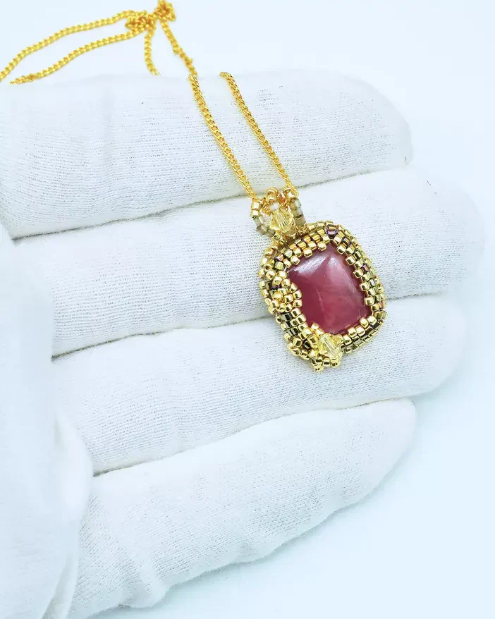 Подвеска ручной работы с родонитом и Swarovski