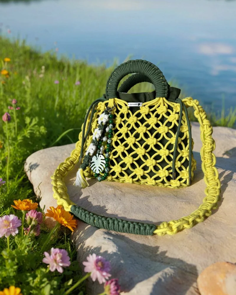 Сумка в технике макраме лимонного цвета