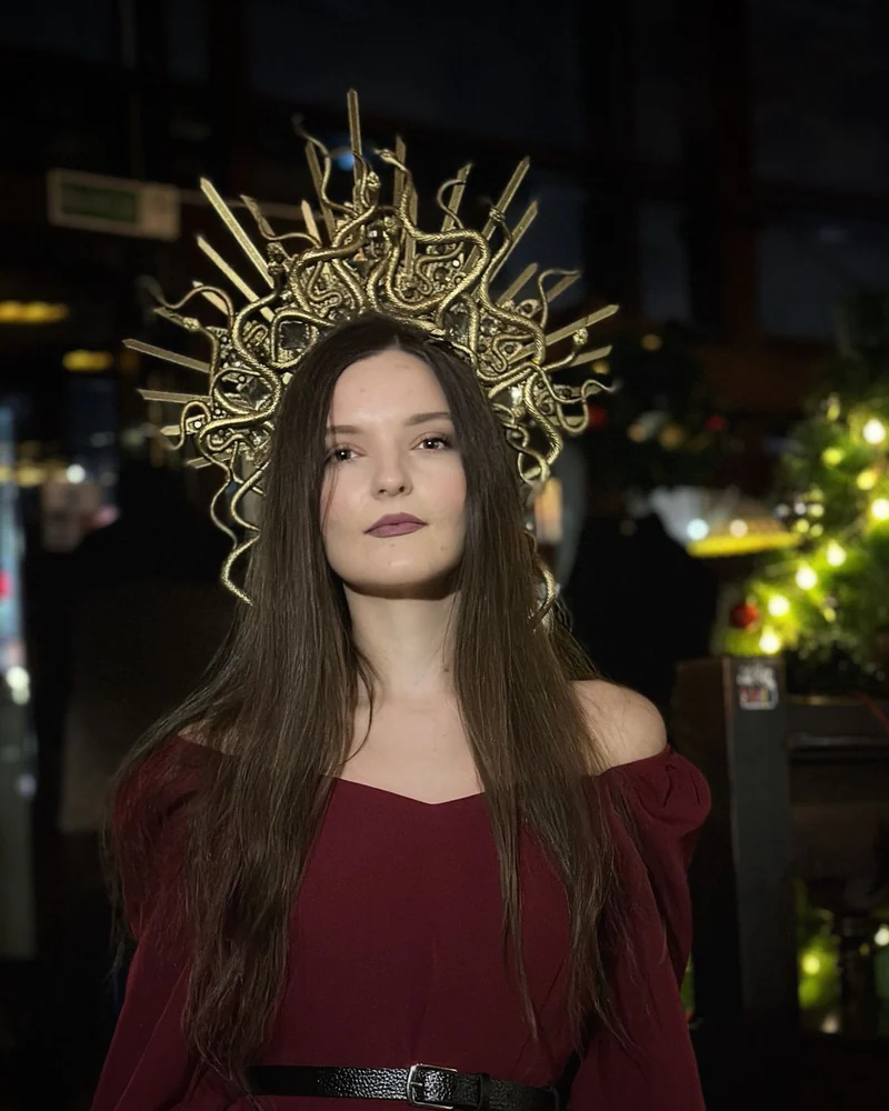 Корона «Медуза Горгона» со змеями — Жёлтый