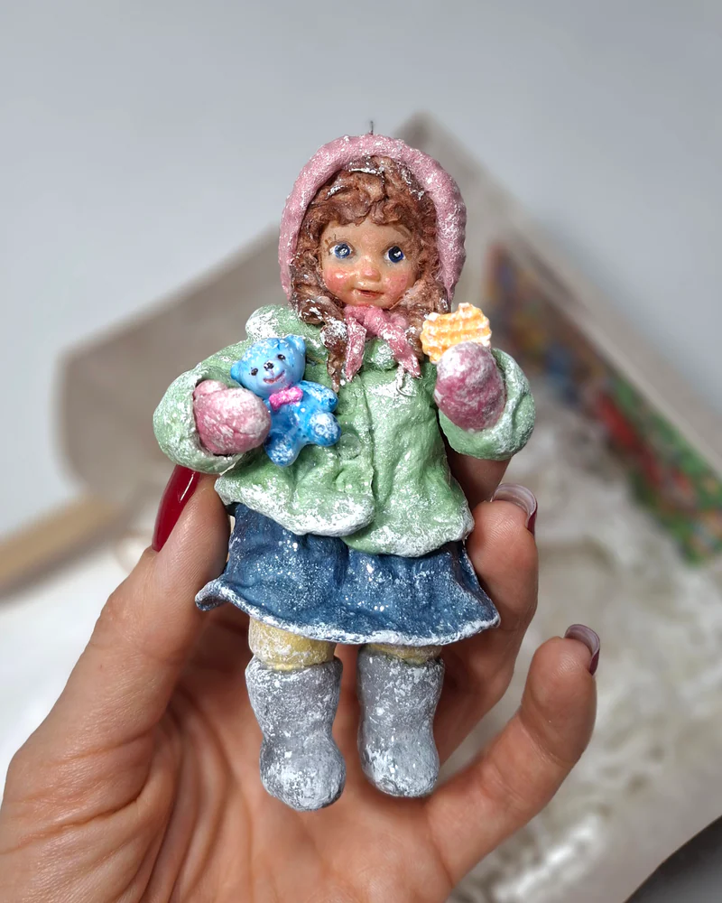 Ватная елочная игрушка «Девочка с мишкой»