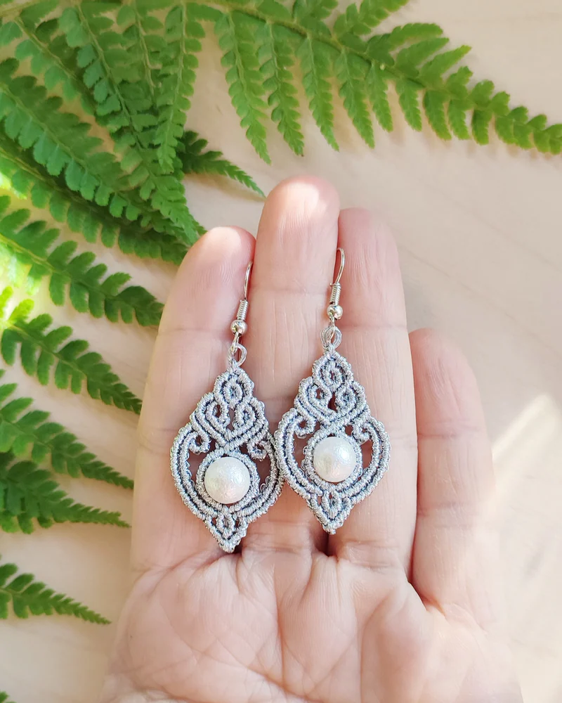 Серьги макраме «Дана» — серебристые с майоркой