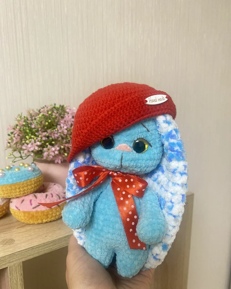Вязаная голубая зайка амигуруми