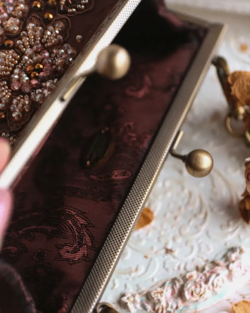 Клатч «Chocolate» с кружевной вышивкой, коричневый — Коричневый