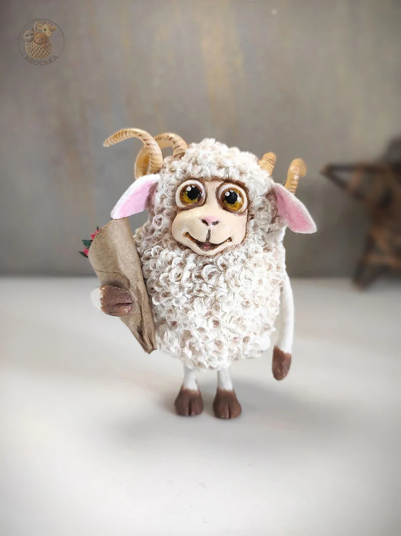 Ватная игрушка «Барашек с букетом»
