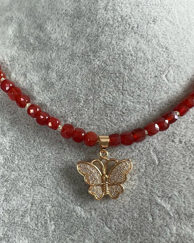 Колье-Чокер из сердолика с позолоченной подвеской Butterfly — Основной