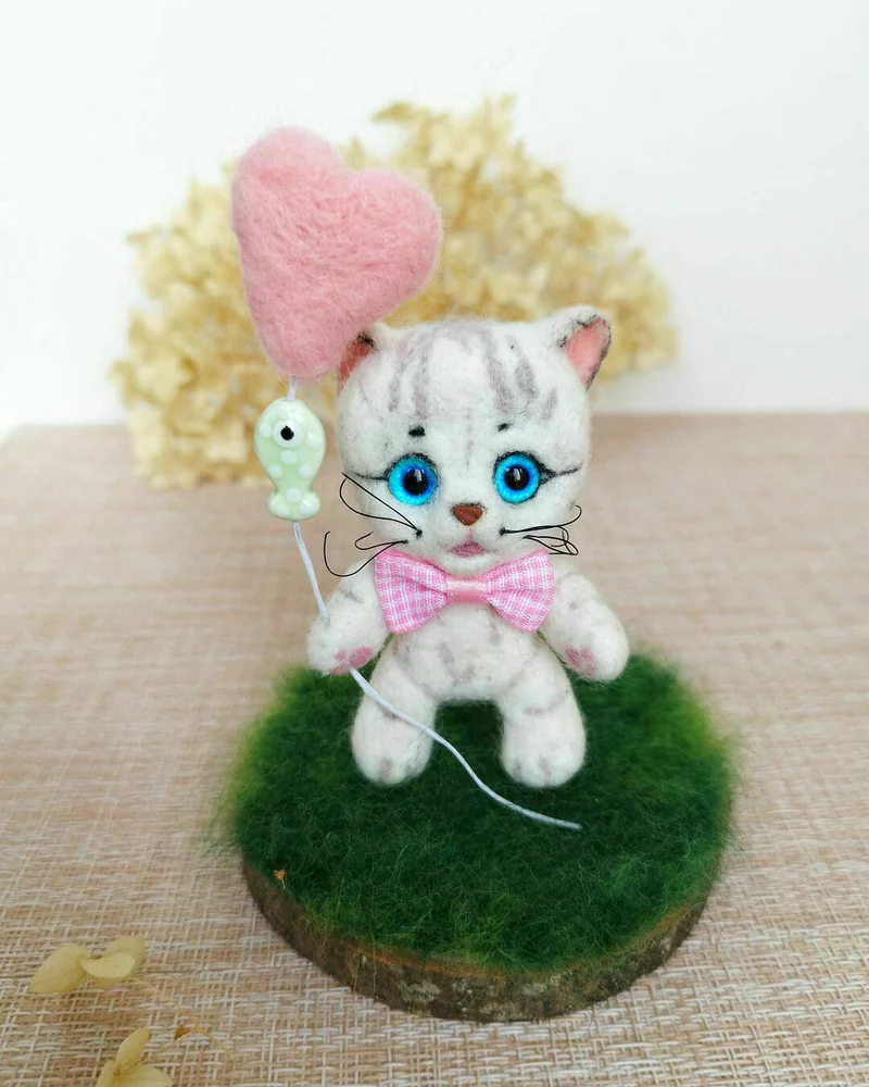 Белый котик с сердечком, Игрушка из шерсти котенок