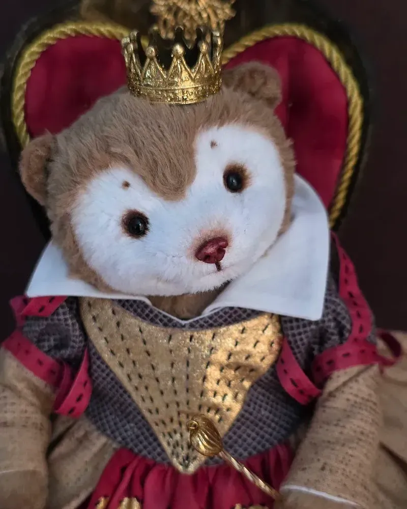 Мишка Красная Королева и её верные слуги — Основной
