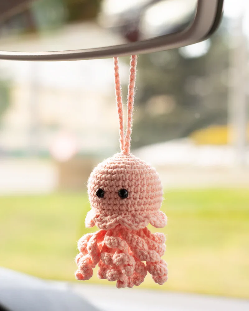 Вязаная медуза — игрушка-подвеска — 7,5 см