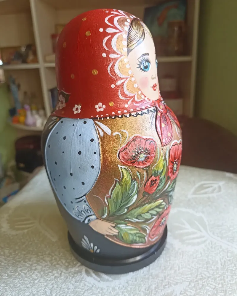 Матрёшка СССР с авторской росписью, красная — Красная