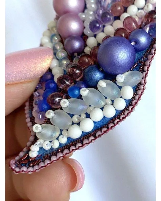 Брошь «Листик» — сиренево-розовая, с кристаллом Swarovski