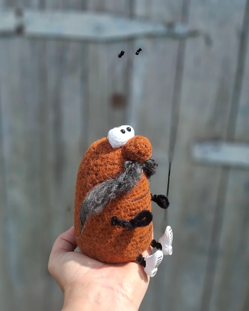 Тараканище домашний (вязаная игрушка)