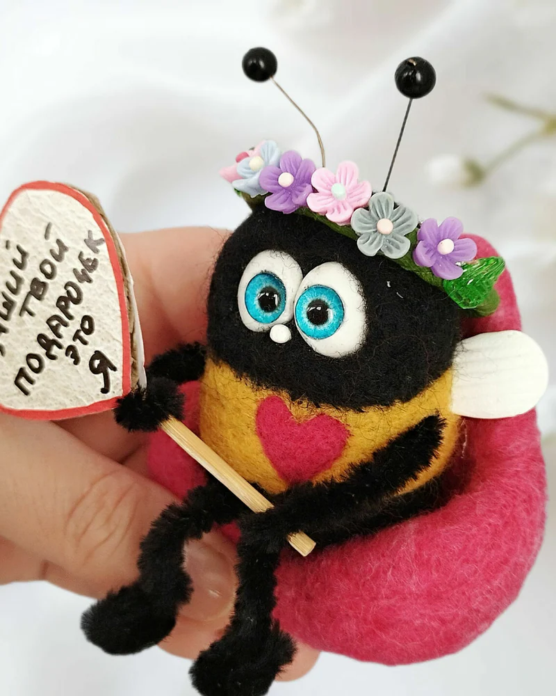 Прикольный подарок Пчела игрушка в кресле сердце, Подарок коллеге