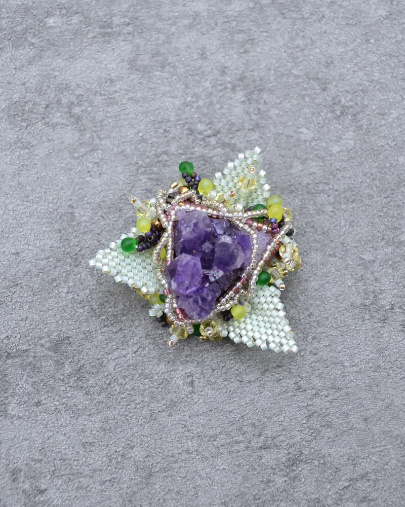 Брошь ручной работы с аметистом и Swarovski