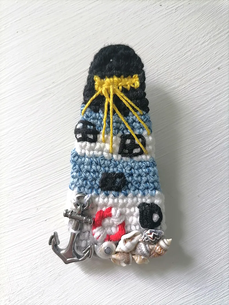 Вязаная брошь Маяк в стиле примитив