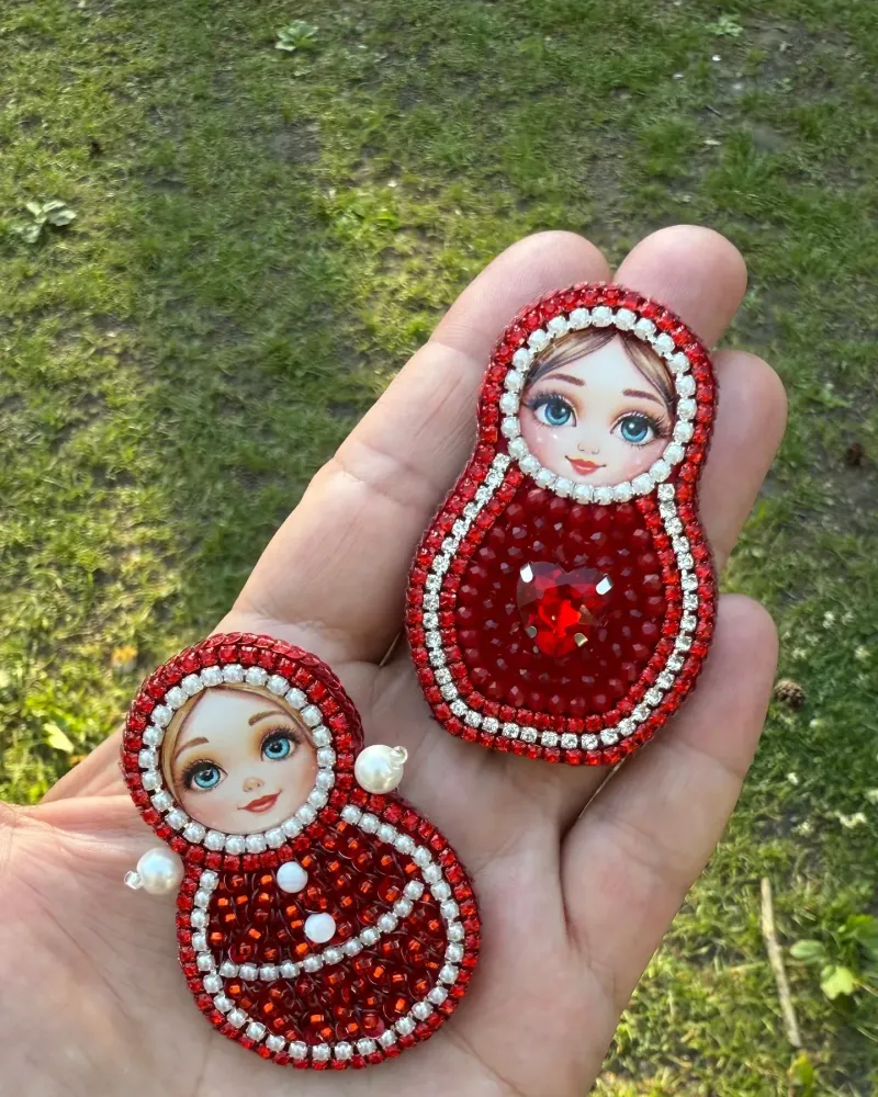 Красная брошь «Матрешка&неваляшка»