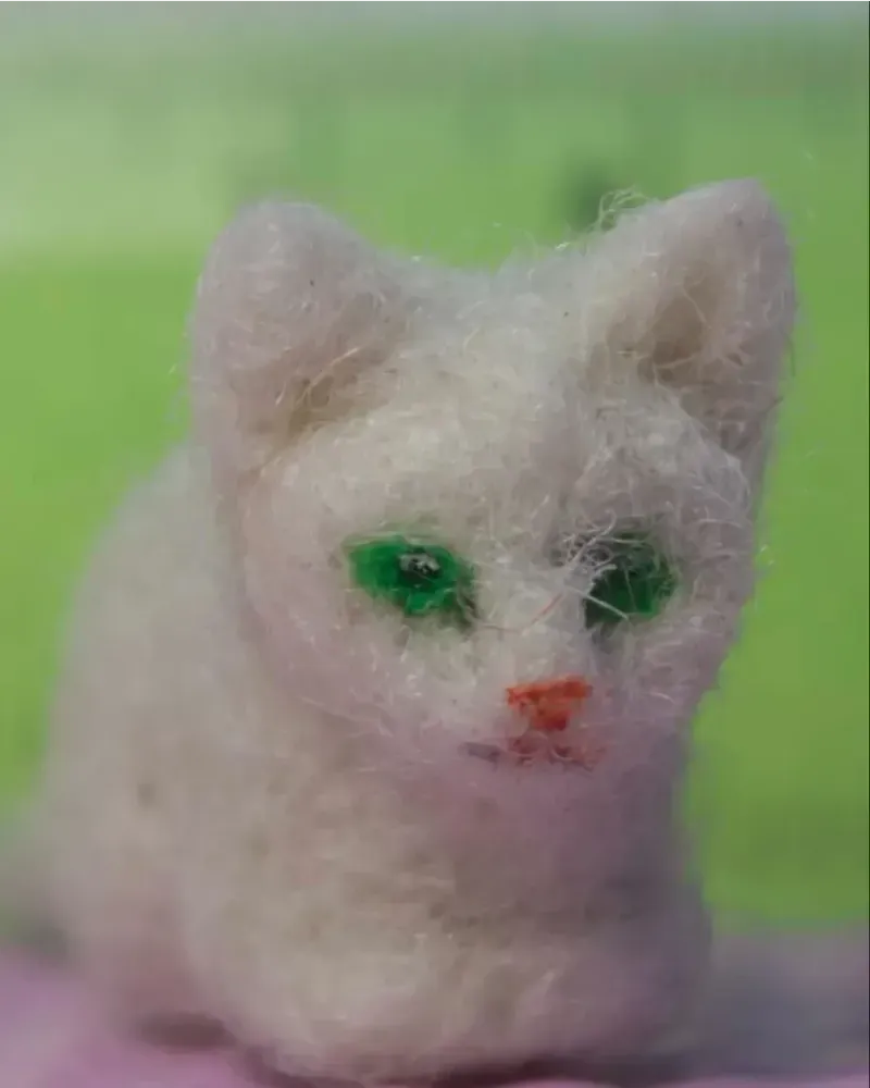 Лежащий котёнок для кукольного домика, 1:6 — Белый, из шерсти