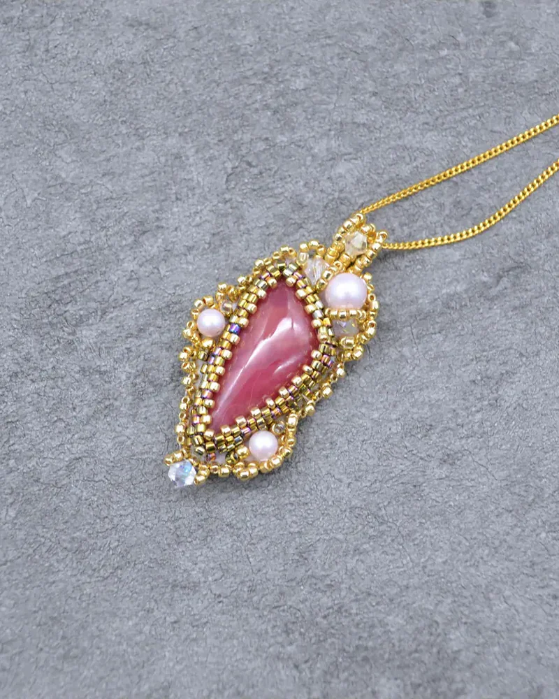 Подвеска ручной работы с родонитом и Swarovski