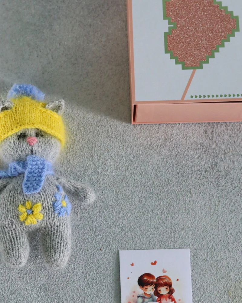 Вязаная игрушка кошка с вышивкой, Мягкая кошечка на 8 марта с цветами
