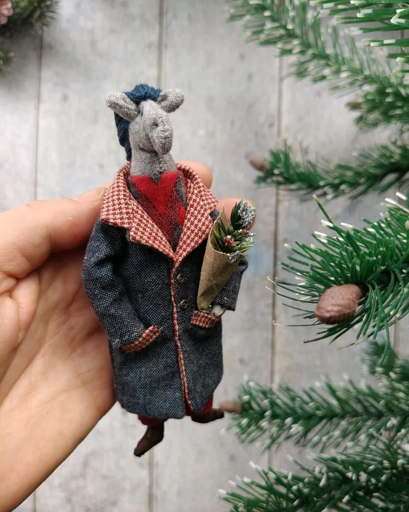 Конь в тёмном пальто — интерьерная игрушка — Тёмное пальто