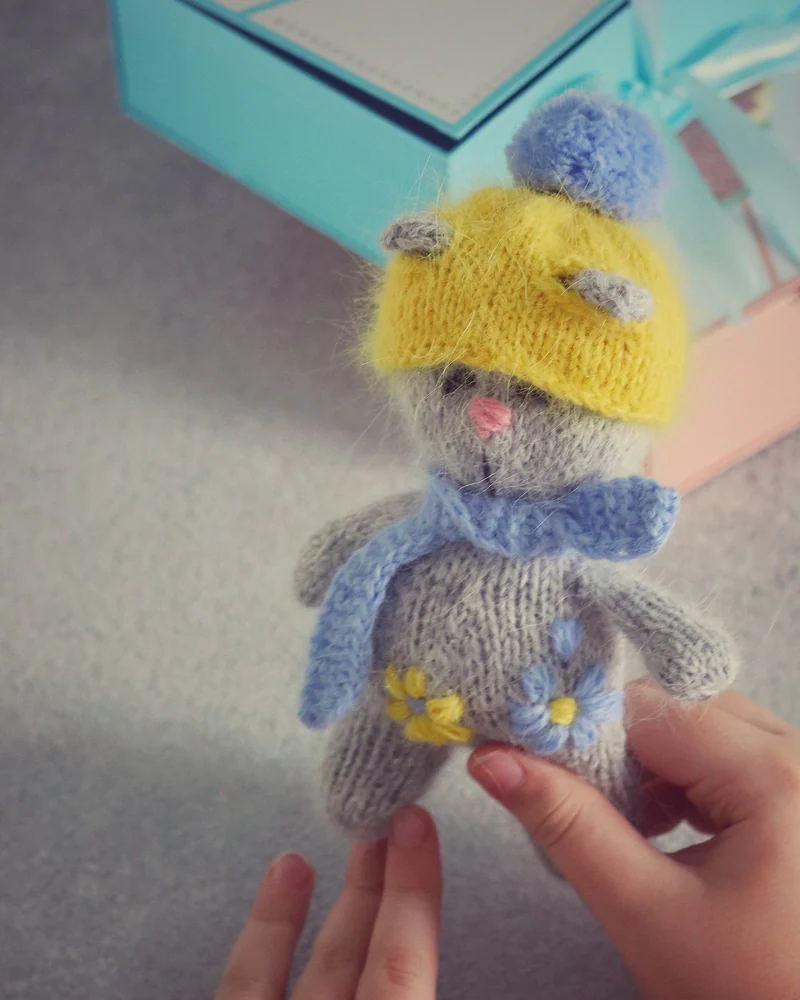 Вязаная игрушка кошка с вышивкой, Мягкая кошечка на 8 марта с цветами
