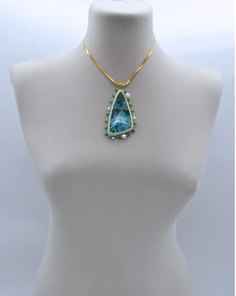 Кулон ручной работы с хризоколлой и Swarovski