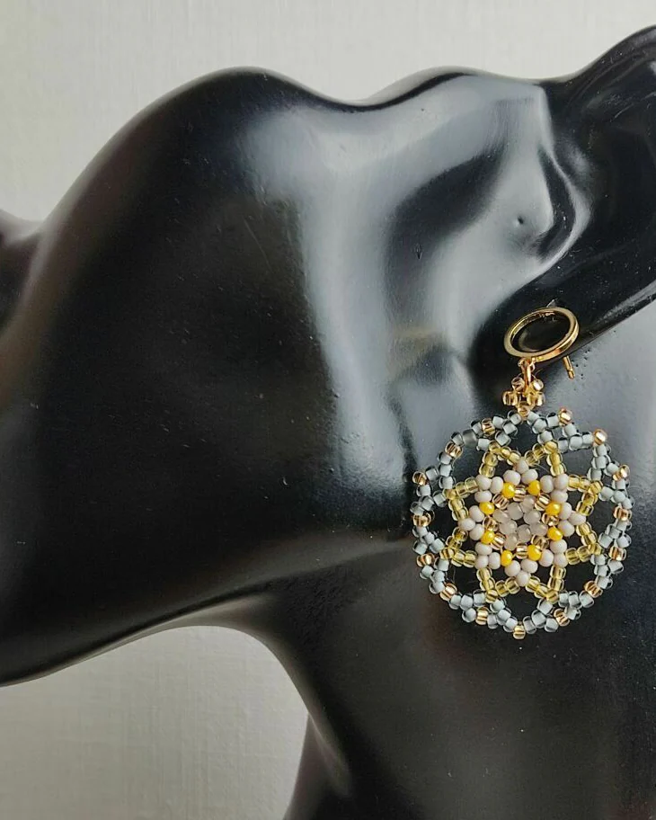 Серьги круглые из бисера серо-жёлтые 3 см