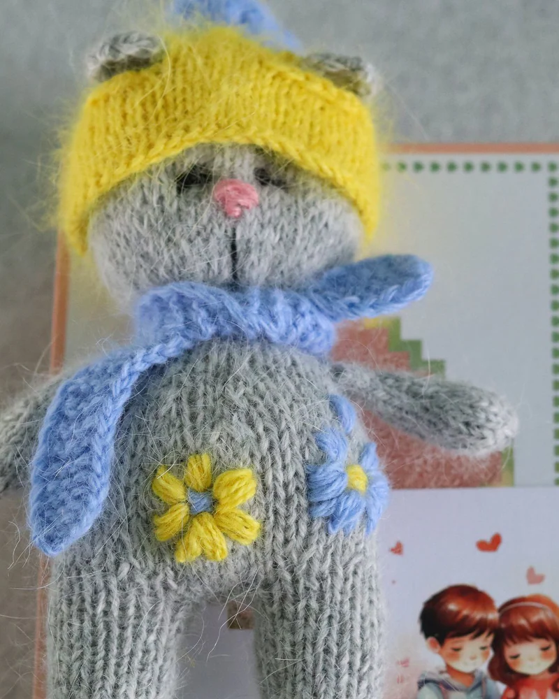Вязаная игрушка кошка с вышивкой, Мягкая кошечка на 8 марта с цветами