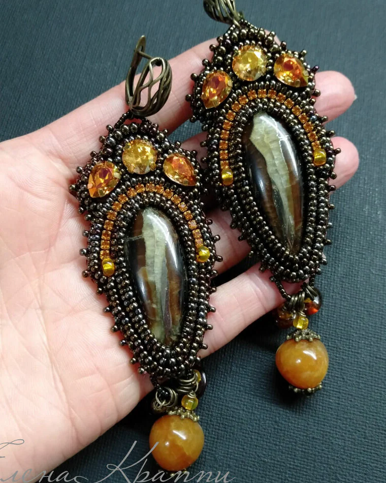 Серьги из янтаря и аммонитовой жеоды с кристаллами