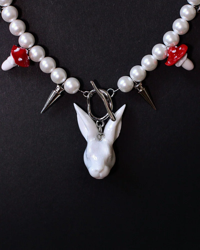 Колье «Bunny Muhomor» с белым кроликом и мухоморами — Основной