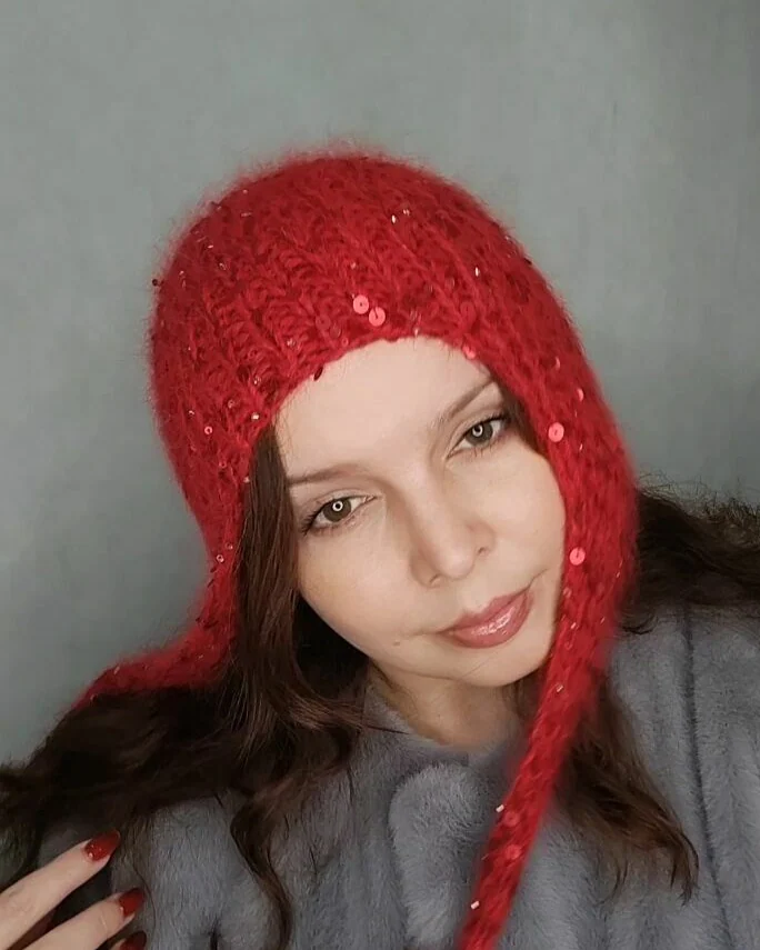 Шапка чепчик шлем, шапка красная с пайетками