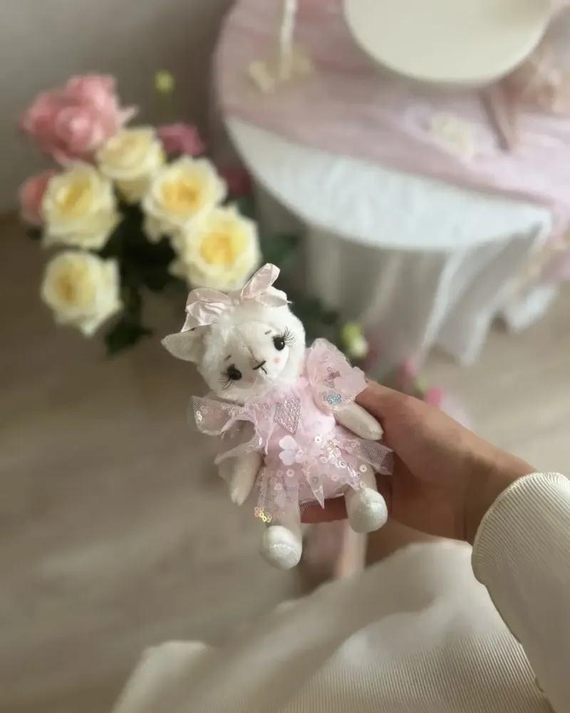 Белая кошечка, 20 см
