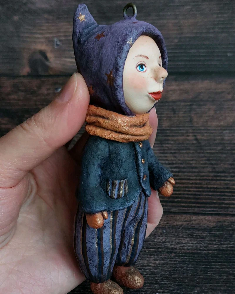 Ёлочная игрушка «Звёздный гном» из ватного папье-маше — Звёздный гном