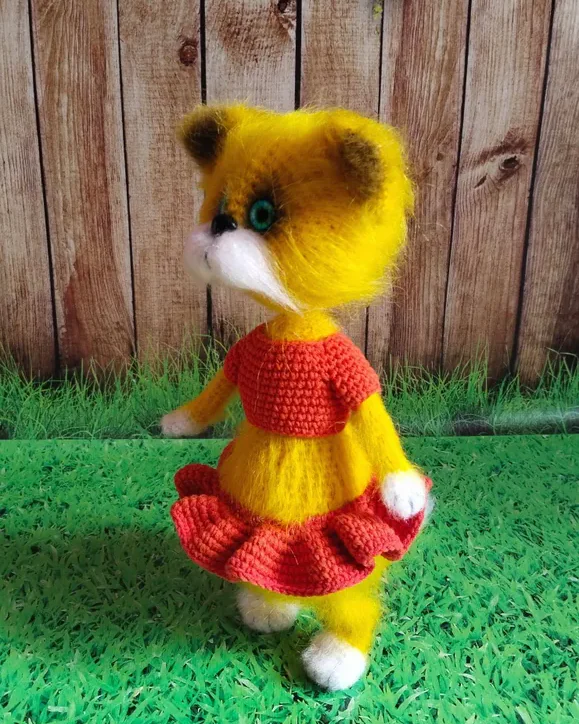 Игрушка интерьерная ручной работы, вязаная кошка в юбке,14+