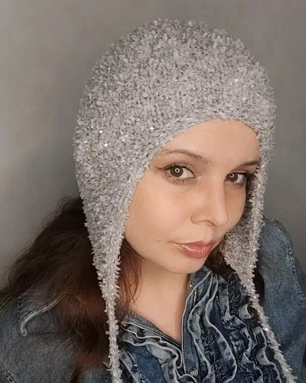 Шапка чепчик шлем, шапка с пайетками серебристая