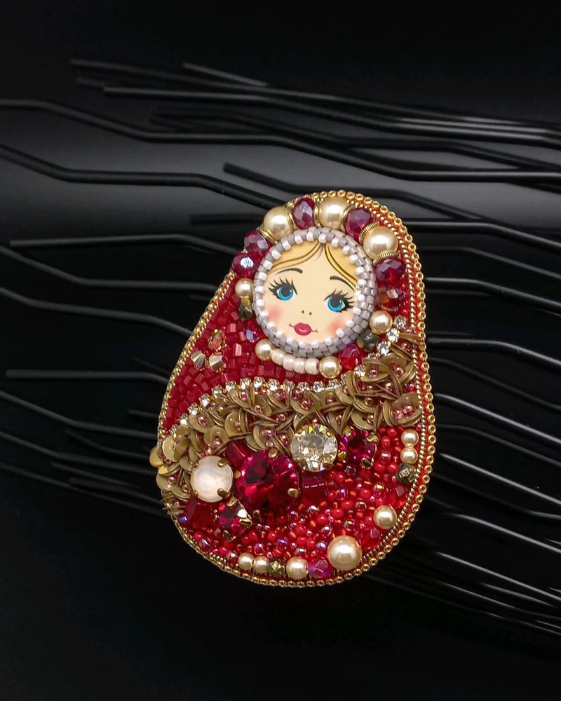 Брошь матрёшка Машенька из бисера красный