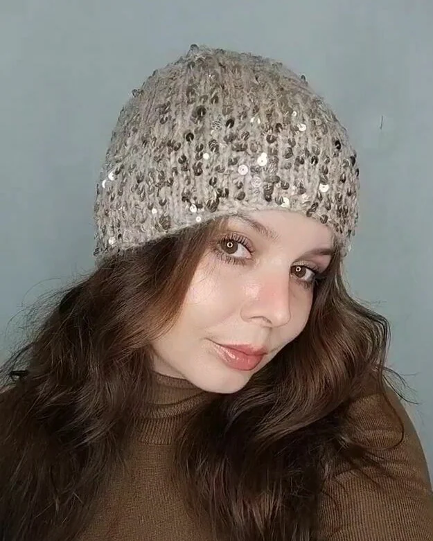 шапочка с пайетками по голове шапка бежевая
