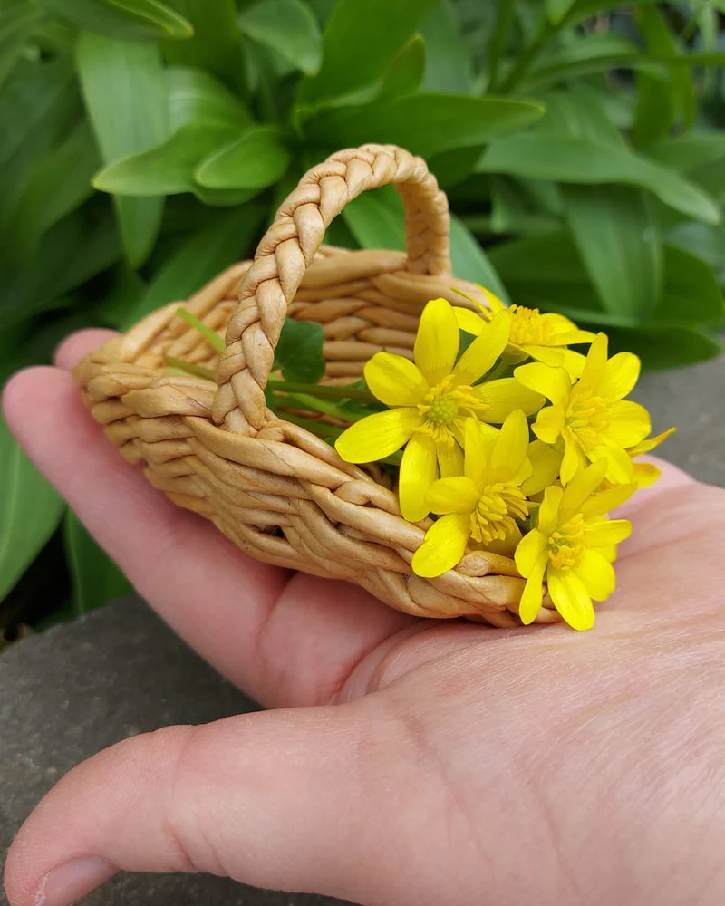 Плетеная кукольная корзинка для цветов