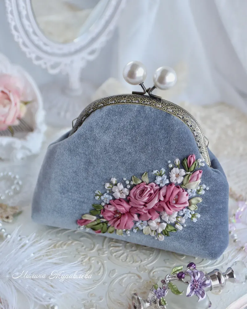 Косметичка с вышивкой, серая — Серая