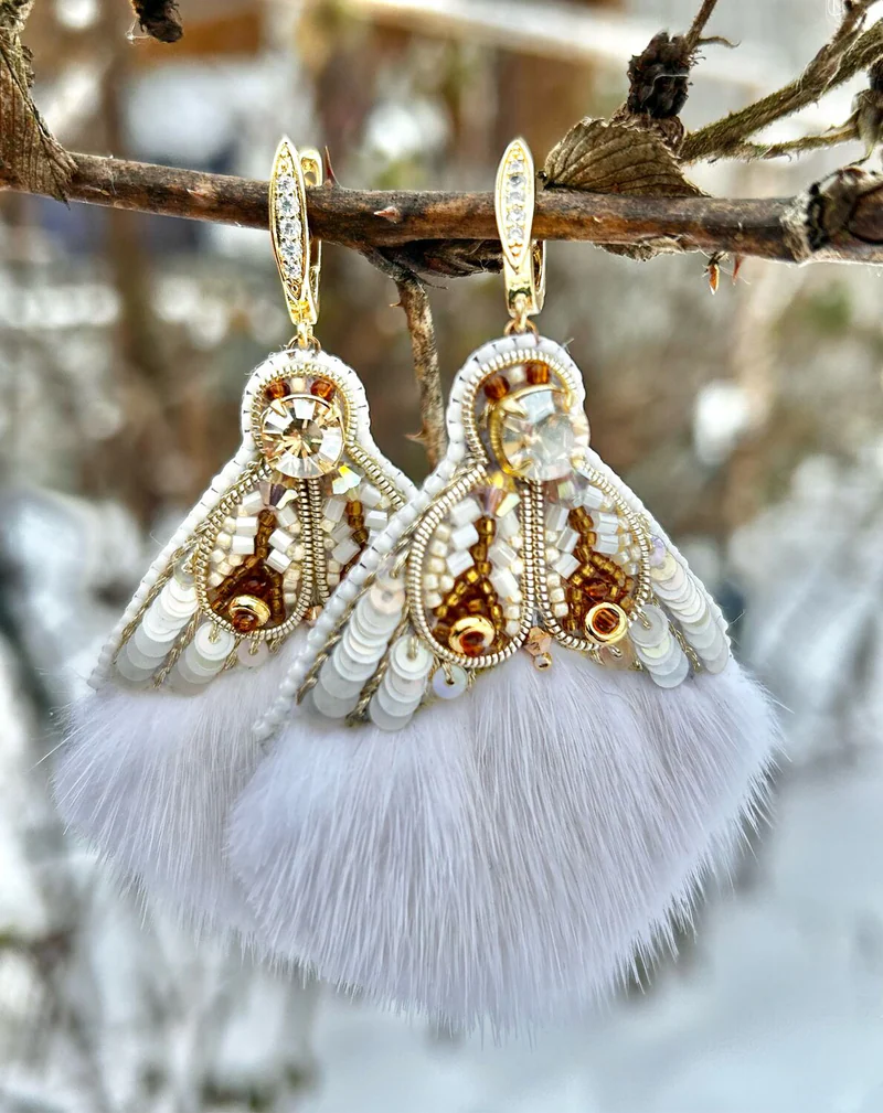 Серьги с мехом «Золотые мушки» вышитые бисером, белый