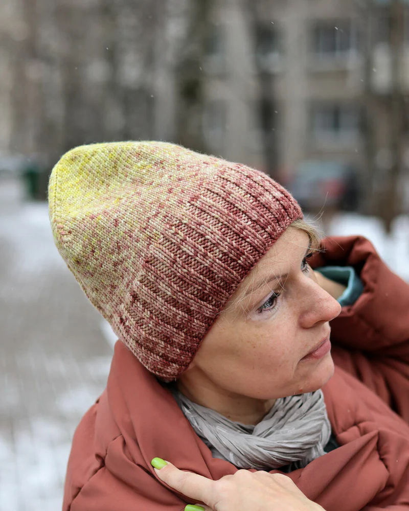 Модная вязаная женская шапка в осенних цветах