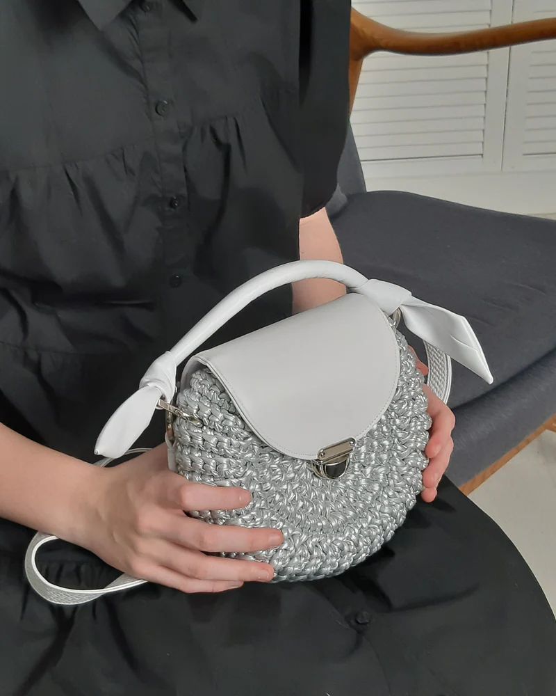 Серебристая круглая сумочка из трикотажной пряжи Metallic