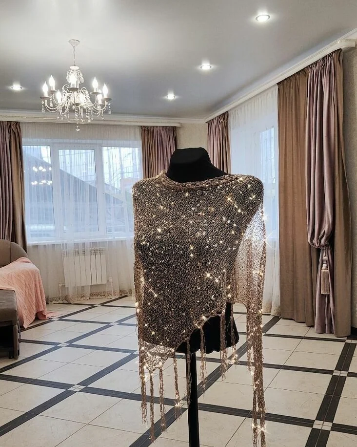 Золотая косынка с пайетками