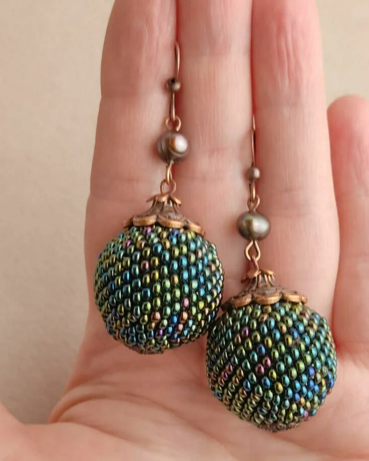 Серьги шарики зеленые из бисера с жемчугом