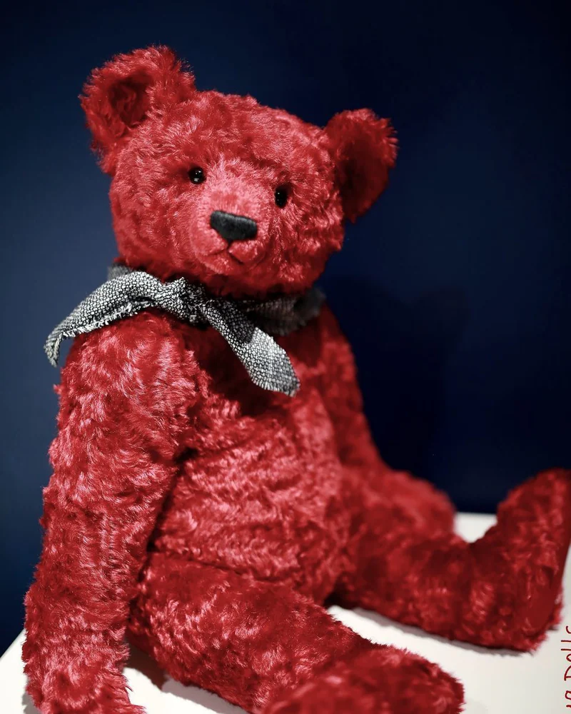 Red bear Паскаль — красный