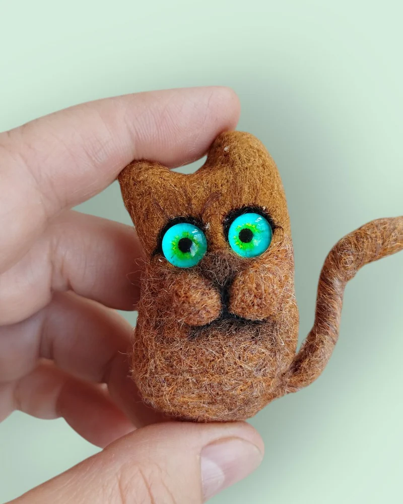 Черная кошка, черный кот Брошь из шерсти Белый котик, рыжий котенок