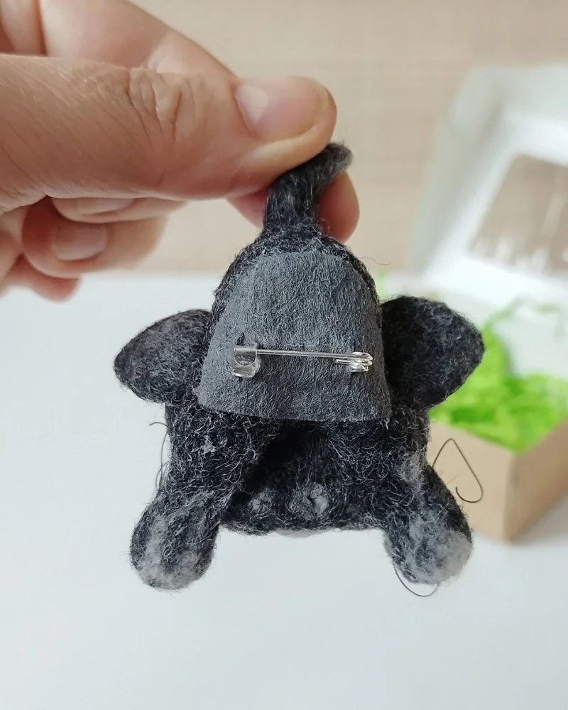 Брошь из шерсти черный кот, брошка валяная, игрушка котик