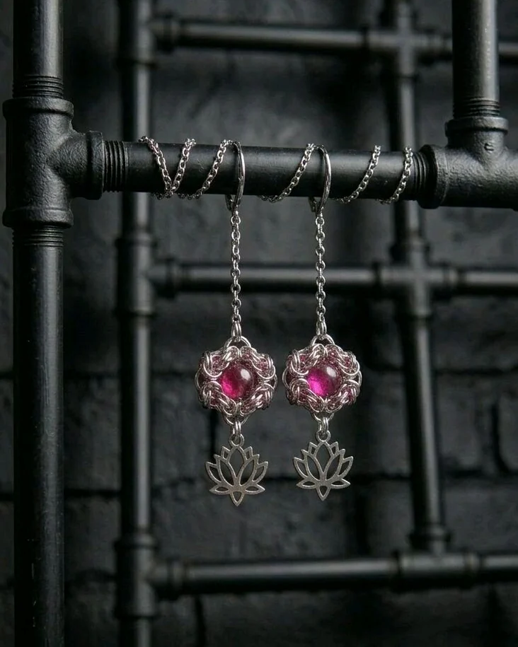 Серьги (кольчужное плетение) с лотосом и четырехлистником
